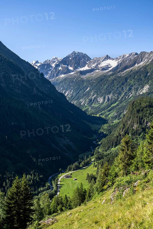 View of the Zemmtal valley, narrow mountain valley with rocky mountain peaks, Grosser Greiner and Kleiner Greiner peaks with snow, Zillertal Alps, Tyrol, Austria, Europe