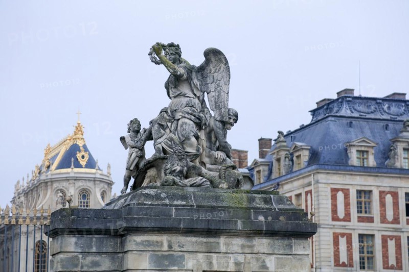 Statue of La Victorie sur l'Empire Palace next to the entrance to the cour d'honneur, chapel at the back, Chateau de Versailles, Yvelines department, Ile-de-France region, France, Europe