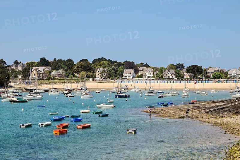 Emerald Coast with boats near Saint-Briac-sur-Mer, Ille-et-Vilaine, Brittany, France, Europe