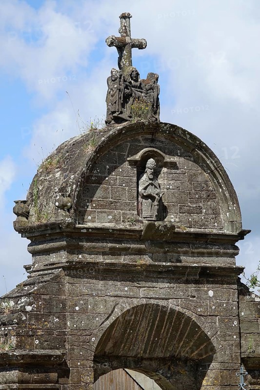 Triumphal arch, enclosed parish of Enclos Paroissial de Pleyben from the 15th to 17th century, Finistere department, Brittany region, France, Europe