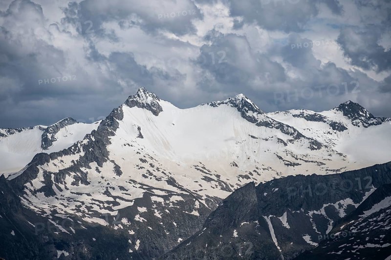 Mountain panorama with glaciated mountain peaks, Hornspitze summit, dramatic cloudy sky, Zillertal Alps, Tyrol, Austria, Europe