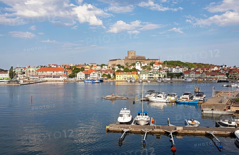 Marstrandsoe archipelago, harbour in front, Carlsten fortress behind, Marstrand, Vaestra Goetalands laen, Sweden, Europe