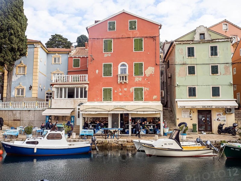 Colourful houses and boats in the harbour, Veli Losinj, Losinj Island, Kvarner Bay, Croatia, Europe