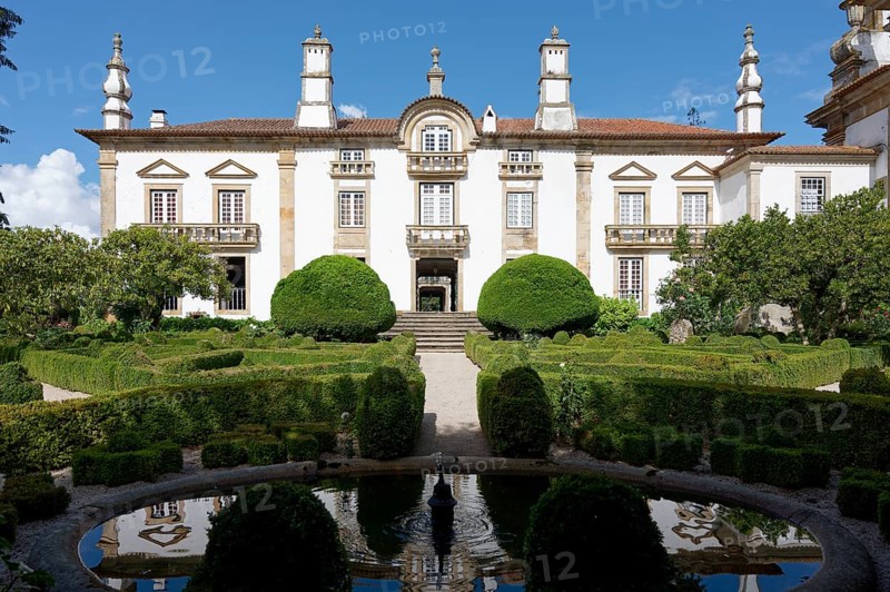 Fountain, Jardim das Camelias, Mateus Palace (Fundacao da Casa de Mateus), Mateus, Vila Real, Portugal, Europe