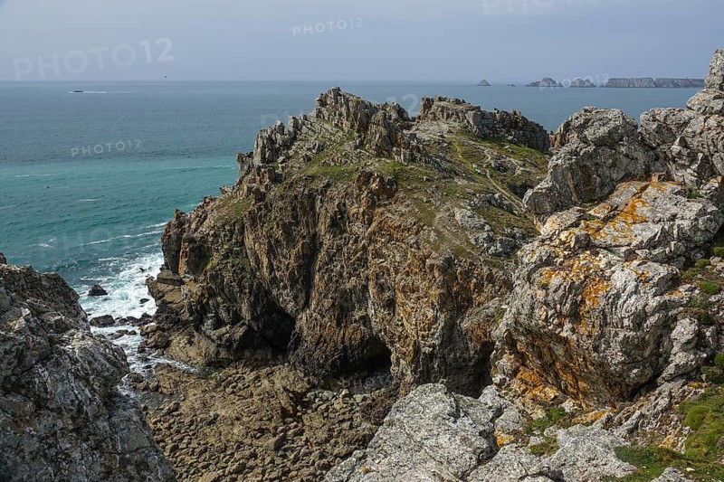 Pointe de Dinan, Crozon, behind the rocks Les Tas de Pois in front of the Pointe de Pen Hir, Crozon peninsula, department Finistere Penn ar Bed, region Bretagne Breizh, France, Europe