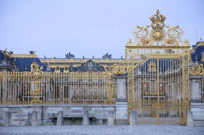 Fence and gate to the royal court, Chateau de Versailles, Yvelines department, Ile-de-France region, France, Europe