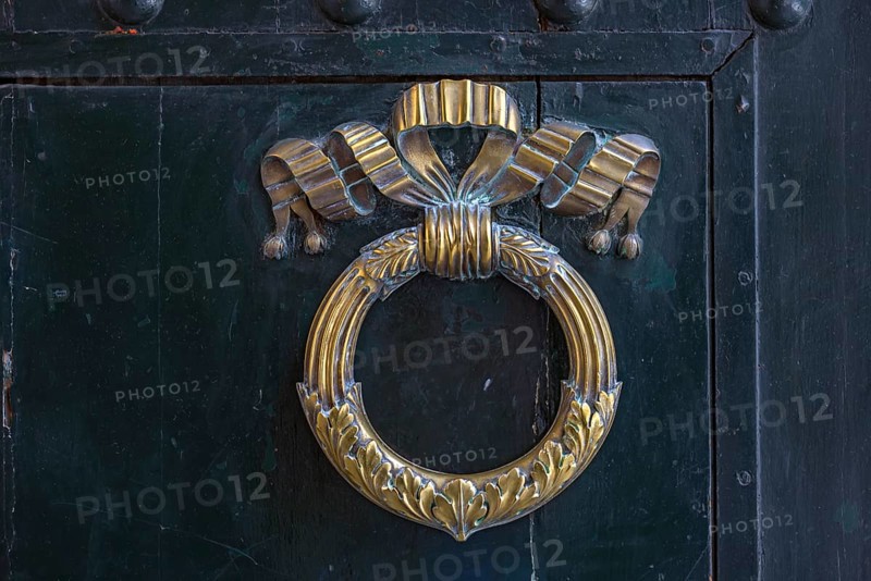 Brass door knocker designed as a laurel wreath, old town centre, Genoa, Italy, Europe