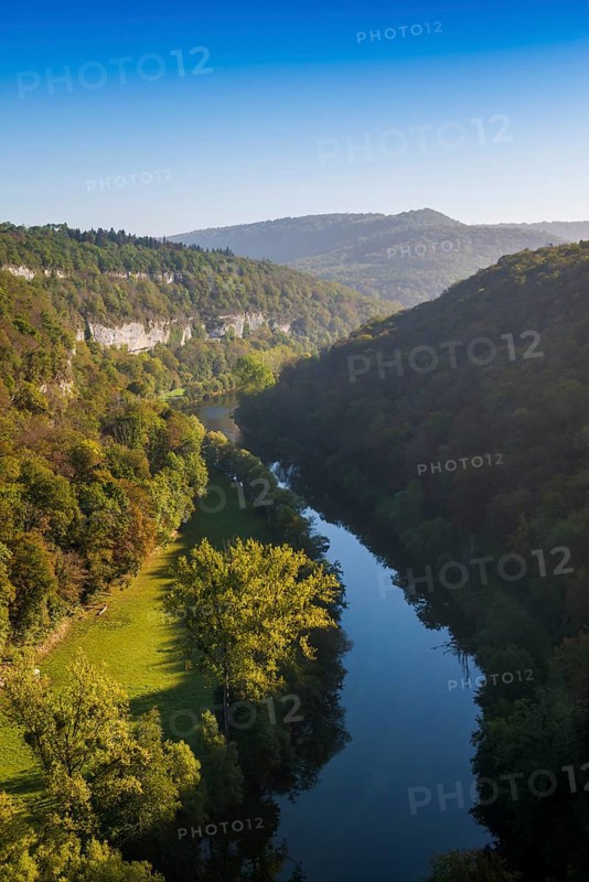 River with gorge and autumnal coloured forest, valley of the Loue, Lizine, near Besancon, Departement Doubs, Bourgogne-Franche-Comte, Jura, France, Europe
