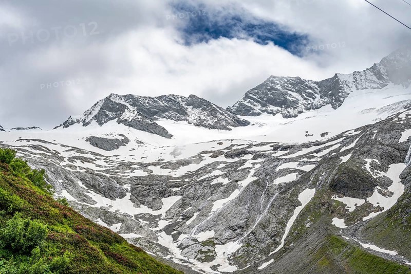 Glaciated mountain peaks Hoher Weiszint and Dosso Largo with Schlegeiskees glacier, Berliner Hoehenweg, Zillertal, Tyrol, Austria, Europe