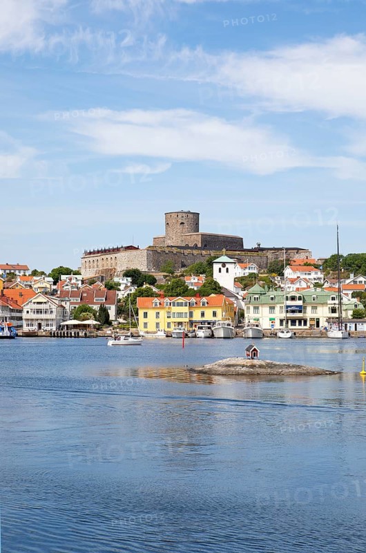 Marstrandsoe archipelago island with the harbour and Carlsten Fortress, Marstrand, Vaestra Goetalands laen, Sweden, Europe