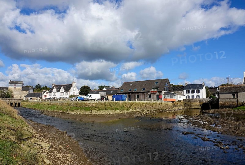 Bridge with Moulin du Pont mill at the mouth of La Mignonne into the Bay of Brest, Daoulas, Finistere Pen ar Bed department, Bretagne Breizh region, France, Europe