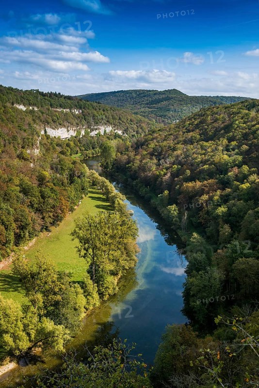 River with gorge and autumnal coloured forest, valley of the Loue, Lizine, near Besancon, Departement Doubs, Bourgogne-Franche-Comte, Jura, France, Europe