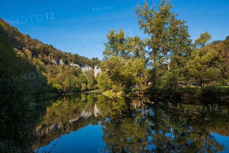 River with gorge and autumnal coloured forest, valley of the Loue, Lizine, near Besancon, Departement Doubs, Bourgogne-Franche-Comte, Jura, France, Europe