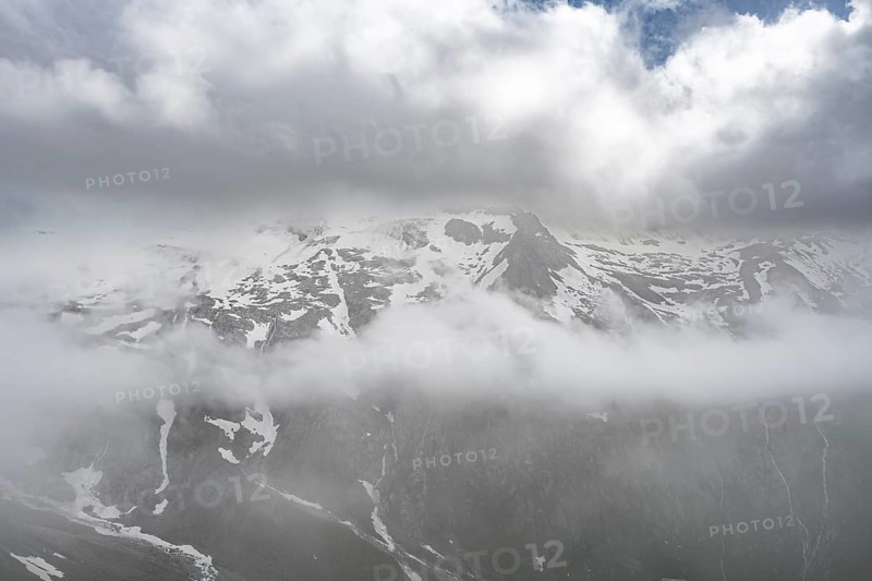 Snowy mountain peaks shrouded in clouds, Furtschaglhaus, Berliner Hoehenweg, Zillertal, Tyrol, Austria, Europe
