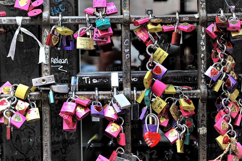 Love locks at Juliet's house, Casa di Giulietta, Verona, Veneto, Veneto, Italy, Europe
