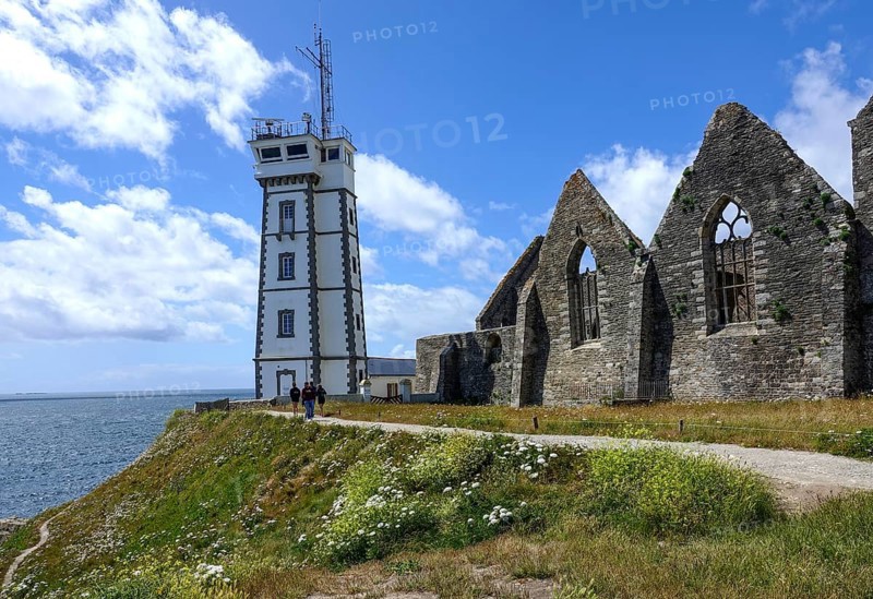 Semaphore, ruins of Saint-Mathieu Abbey on the Pointe Saint-Mathieu, Plougonvelin, Finistere department, Brittany region, France, Europe