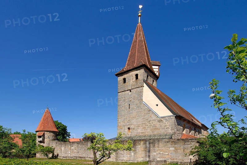 Effeltrich, fortified church of St George. The fortified church was built at the end of the 15th century as a fortified church after Nuremberg troops robbed the town twice. With its approx. 200 metre long wall, four towers and the battlements on the south side, Effeltrich has the best preserved fortified church in Upper Franconia