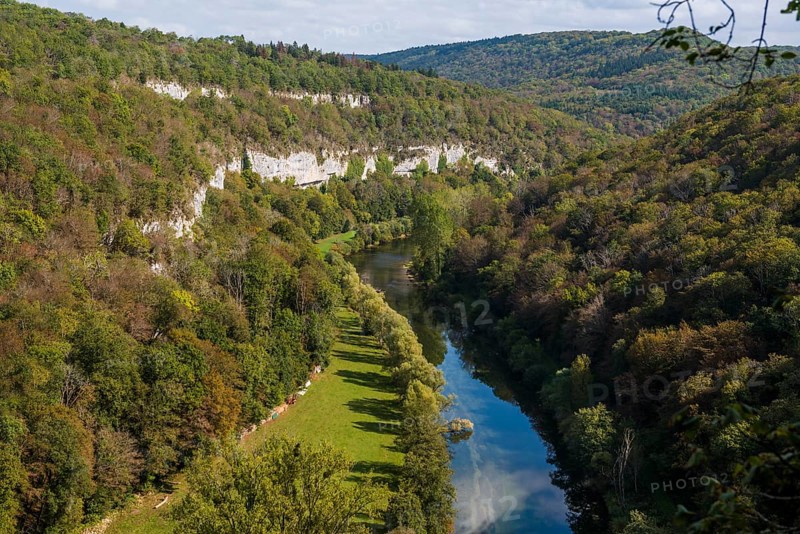 River with gorge and autumnal coloured forest, valley of the Loue, Lizine, near Besancon, Departement Doubs, Bourgogne-Franche-Comte, Jura, France, Europe