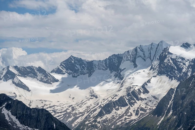 Mountain panorama with glaciated mountain peaks, Hoher Weisszint and Hochfeiler summits, Zillertal Alps, Tyrol, Austria, Europe
