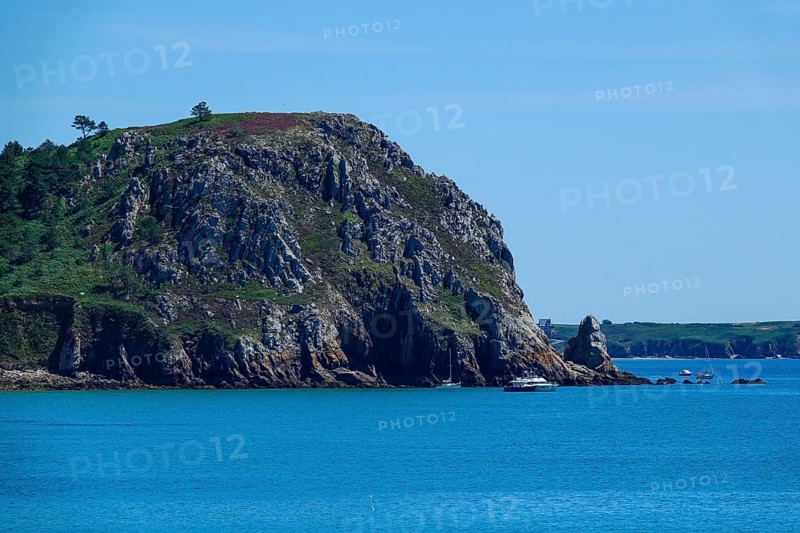 Pointe de Treboul rock formation in the Baie de Douarnenez bay seen from the Ile de l'Aber, Crozon peninsula, Finistere department, Brittany region, France, Europe