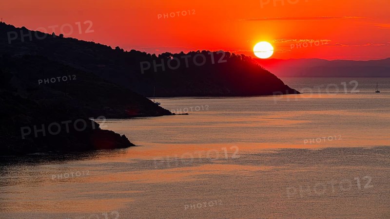 Sunrise in the Baia di Mola bay off Porto Azzurro, Elba, Tuscan Archipelago, Tuscany, Italy, Europe