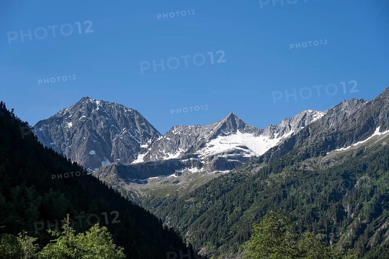 Rocky mountain peaks Grosser Greiner and Kleiner Greiner with snow, Zillertal Alps, Tyrol, Austria, Europe