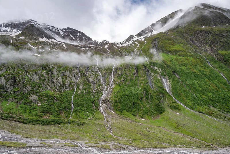 Mountain streams flow over steep mountain slopes into the tagl of the Schlegeisgrund, cloudy rocky mountains with summit Hochsteller, Furtschaglhaus, Berliner Hoehenweg, Zillertal, Tyrol, Austria, Europe