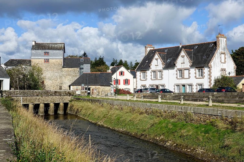 Bridge with Moulin du Pont mill at the mouth of La Mignonne into the Bay of Brest, Daoulas, Finistere Pen ar Bed department, Bretagne Breizh region, France, Europe