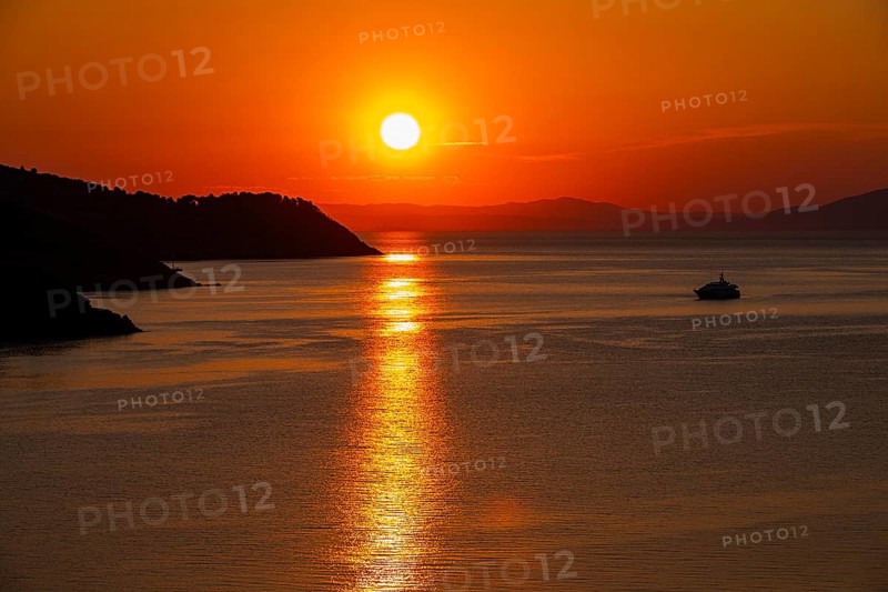 Sunrise in the Gaia di Mola bay off Porto Azzurro, Elba, Tuscan Archipelago, Tuscany, Italy, Europe