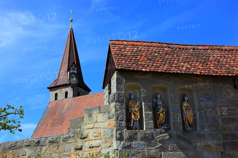 Entrance gate with Gothic wooden sculptures, St Sebastian, St George and St Laurentinus, fortified church from the Middle Ages, fortified church, Effeltrich in Franconian Switzerland, district of Forchheim, Upper Franconia, Bavaria, Germany, Europe