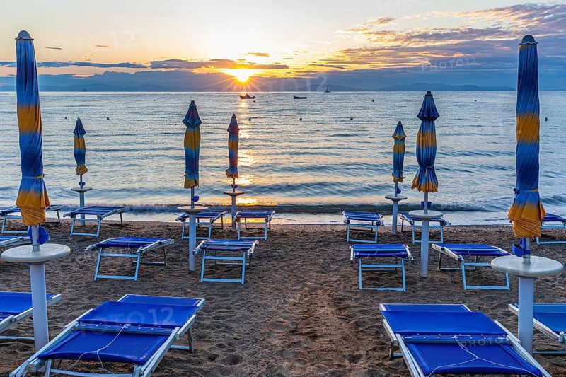 Sun loungers and parasols on Straccolignino beach at sunrise, near Capoliveri, Elba, Tuscan Archipelago, Tuscany, Italy, Europe