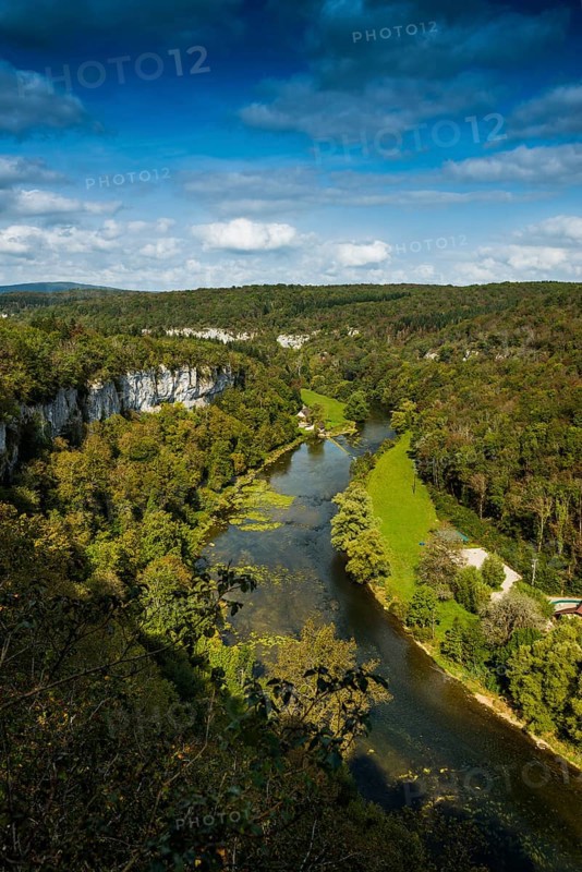 River with gorge and autumnal coloured forest, valley of the Loue, Lizine, near Besancon, Departement Doubs, Bourgogne-Franche-Comte, Jura, France, Europe