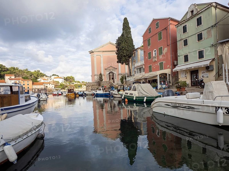 St. Anthony's Church in the morning light, boats in the harbour, Veli Losinj, Losinj Island, Kvarner Bay, Croatia, Europe