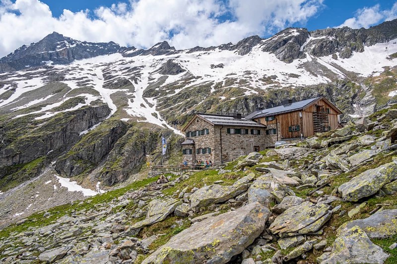 Mountain hut Friesenberghaus, mountain landscape with snow-covered peak Gefrorene-Wand-Spitze, Berliner Hoehenweg, Zillertal Alps, Tyrol, Austria, Europe