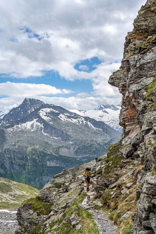 Mountaineer on a hiking trail, summit Grosser Greiner, Zillertal Alps, Tyrol, Austria, Europe