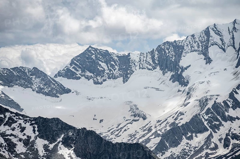 Mountain panorama with glaciated mountain peaks, summit Hoher Weisszint, Zillertal Alps, Tyrol, Austria, Europe