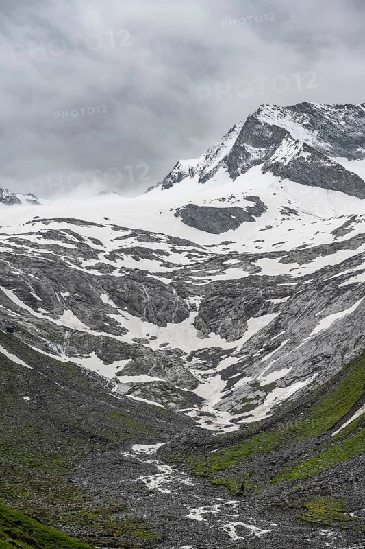 Schlegeisgrund valley, glaciated mountain peaks Dosso Largo and Schlegeiskees glacier, Berliner Hoehenweg, Zillertal Alps, Tyrol, Austria, Europe