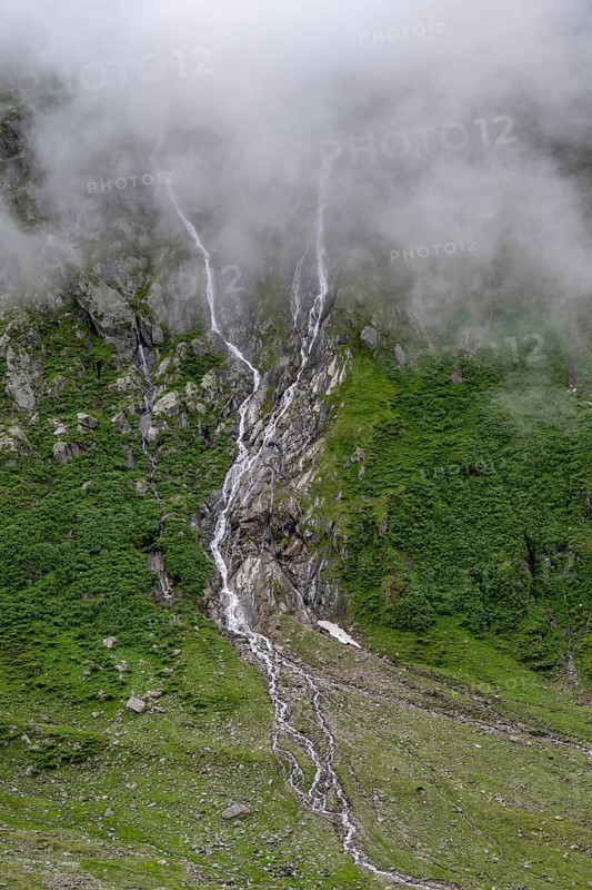 Mountain streams flowing over steep mountain slopes, cloudy mountain landscape, Furtschaglhaus, Berliner Hoehenweg, Zillertal, Tyrol, Austria, Europe