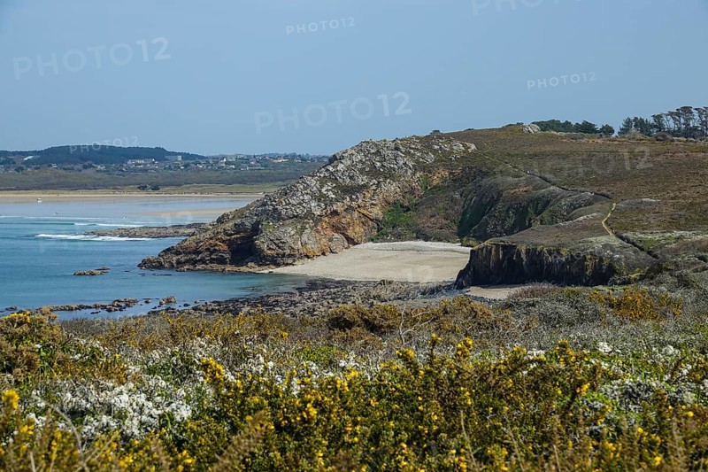 Sandy beach beach at the Pointe de Dinan, Crozon, Crozon Peninsula, Finistere Penn ar Bed department, Brittany Breizh region, France, Europe