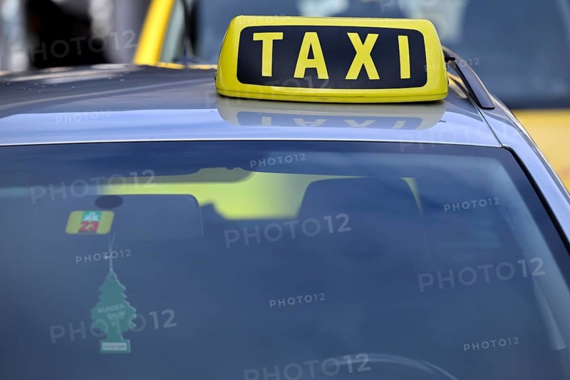 Taxi lettering