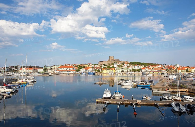 Marstrandsoe archipelago, harbour in front, Carlsten fortress behind, Marstrand, Vaestra Goetalands laen, Sweden, Europe