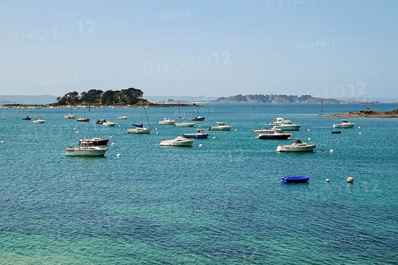 Emerald Coast with boats near Saint-Briac-sur-Mer, Ille-et-Vilaine, Brittany, France, Europe