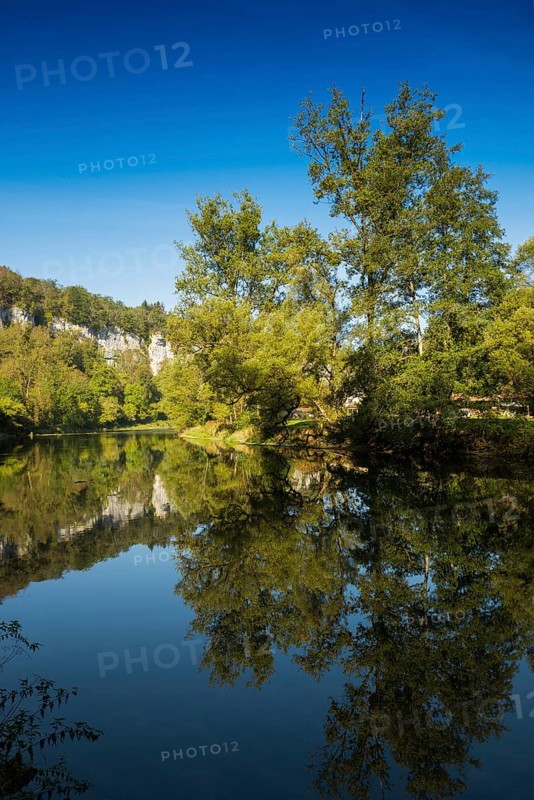 River with gorge and autumnal coloured forest, valley of the Loue, Lizine, near Besancon, Departement Doubs, Bourgogne-Franche-Comte, Jura, France, Europe