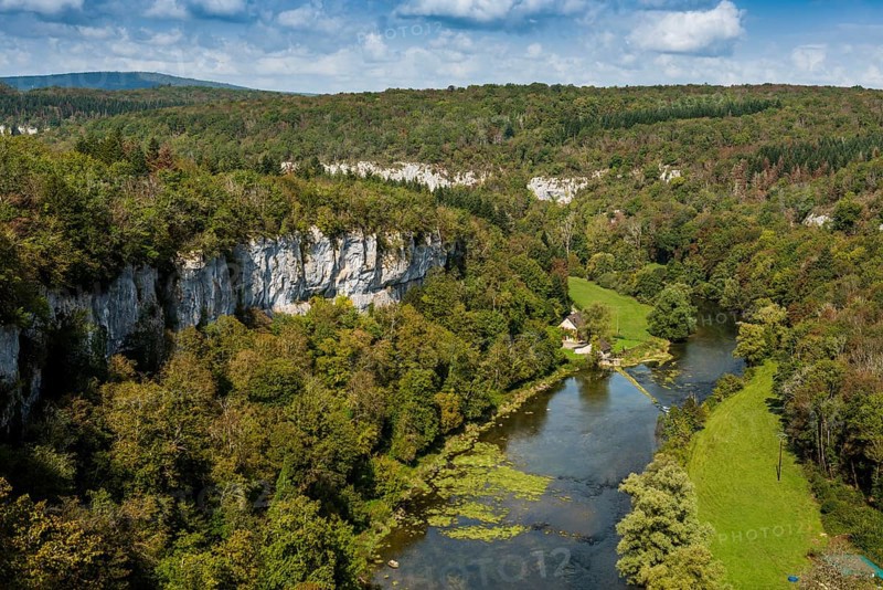 River with gorge and autumnal coloured forest, valley of the Loue, Lizine, near Besancon, Departement Doubs, Bourgogne-Franche-Comte, Jura, France, Europe