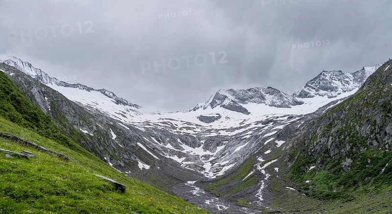 Schlegeisgrund valley, glaciated mountain peaks Hoher Weiszint and Schlegeiskees glacier, Berliner Hoehenweg, Zillertal Alps, Tyrol, Austria, Europe