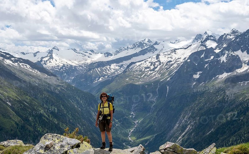 Mountaineer on hiking trail, Berliner Hoehenweg, mountain panorama with mountain valley Zemmer Grund, glaciated peaks Grosser Moeseler, Turnerkamp and Hornspitzen, Zillertal Alps, Tyrol, Austria, Europe