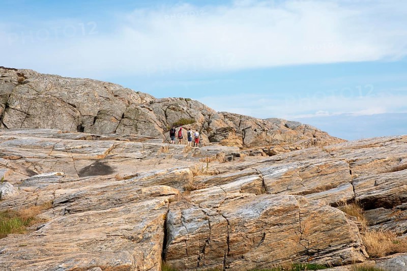 Hikers on the archipelago island of Marstrandsoe, Marstrand, Vaestra Goetalands laen, Sweden, Europe