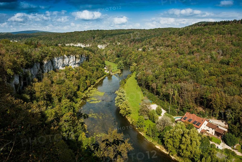River with gorge and autumnal coloured forest, valley of the Loue, Lizine, near Besancon, Departement Doubs, Bourgogne-Franche-Comte, Jura, France, Europe