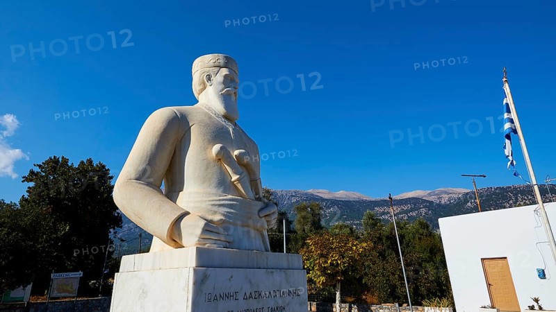 Statue of the resistance fighter and partisan Yannis Daskaloyannis, statue of a historical figure in front of a Greek background, Anopolis, Sfakia, West Crete, Crete, Greece, Europe