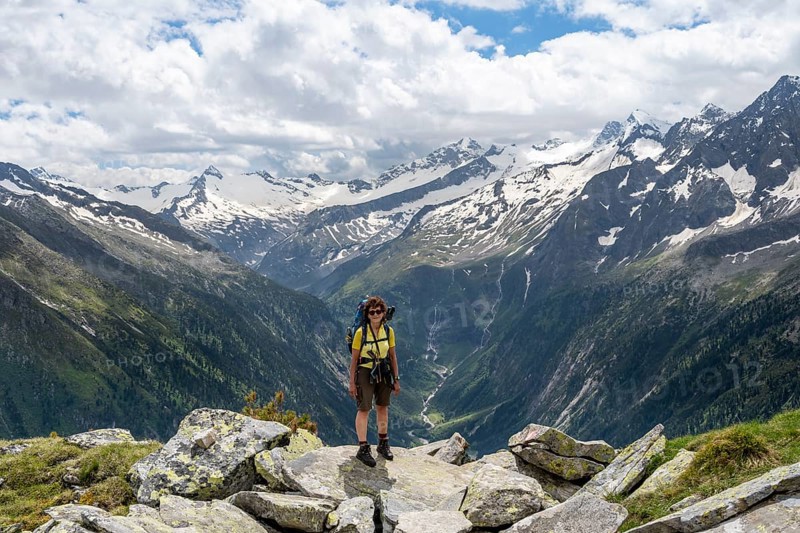 Mountaineer on hiking trail, Berliner Hoehenweg, mountain panorama with mountain valley Zemmer Grund, glaciated peaks Grosser Moeseler, Turnerkamp and Hornspitzen, Zillertal Alps, Tyrol, Austria, Europe